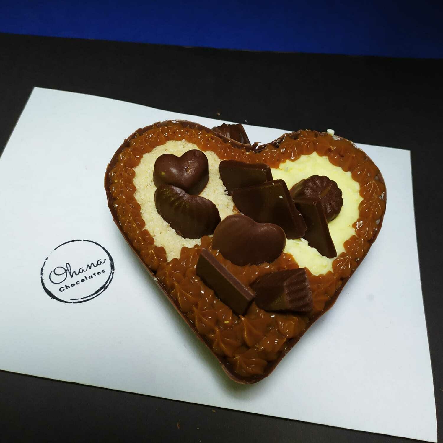 Medio Corazón de Chocolate Relleno y con Bombones.