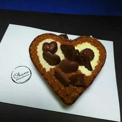 Medio Corazón de Chocolate Relleno y con Bombones.