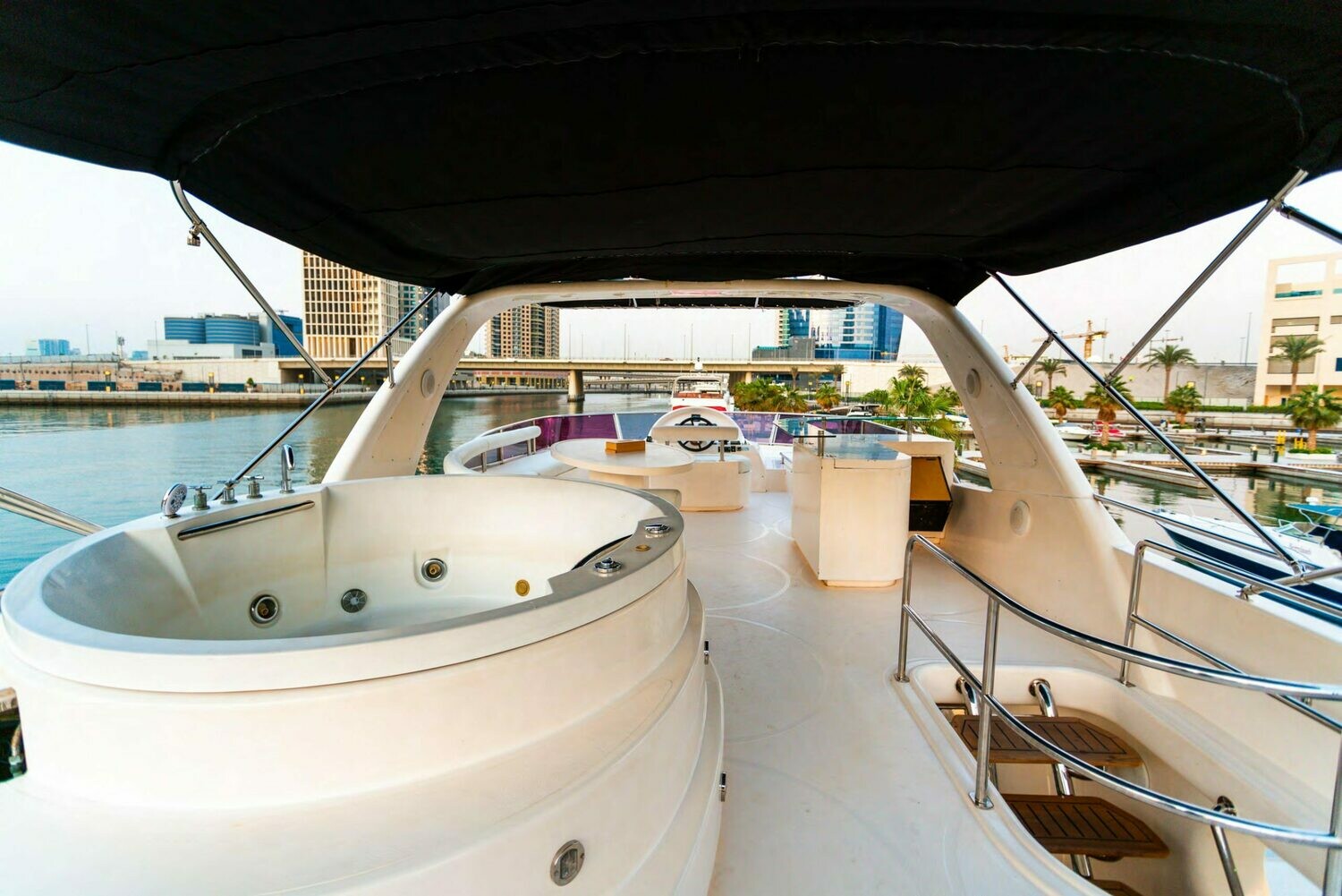 BLACK PEARL JACUZZI 90 FT 1700 AED