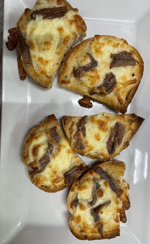 Crostino with mozzarella, mushrooms and cooked ham