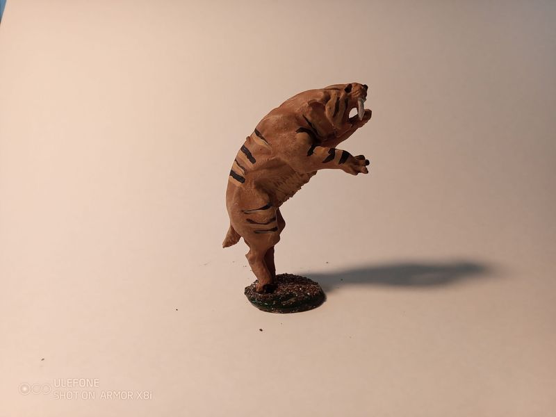 PD2056 Smilodon Populator leaping