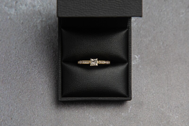 18ct Yellow Gold GIA Certified Diamond (0.60ct) Solitaire Set Shoulders Engagement Ring