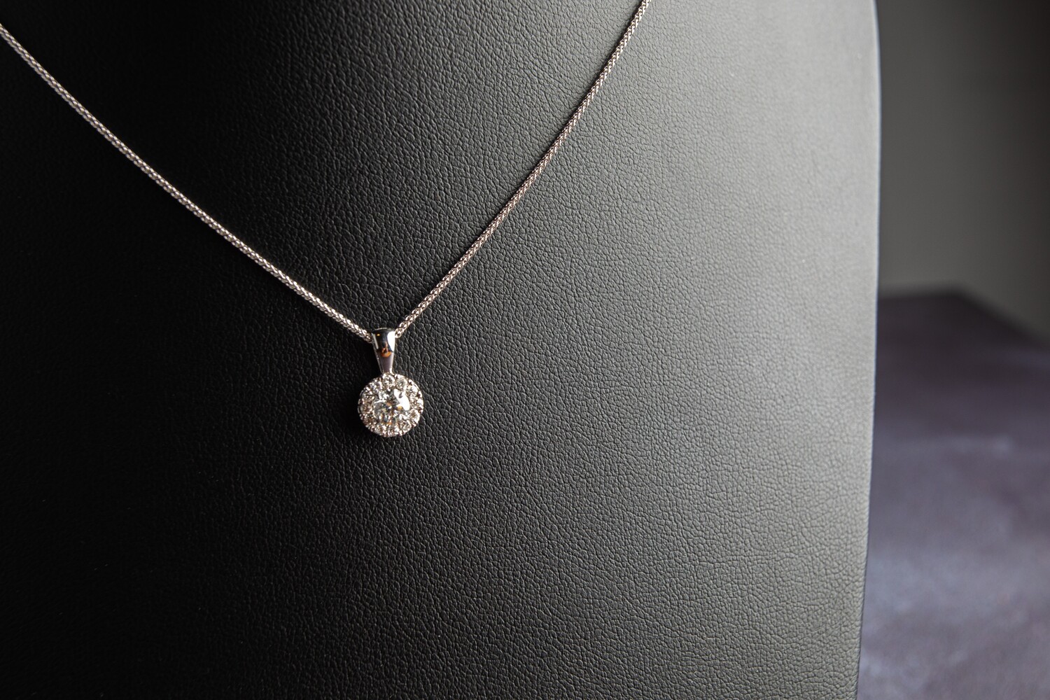 18ct White Gold Diamond (0.50ct) Pendant & Chain