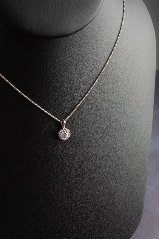 18ct White Gold Diamond (0.35ct) Pendant & Chain