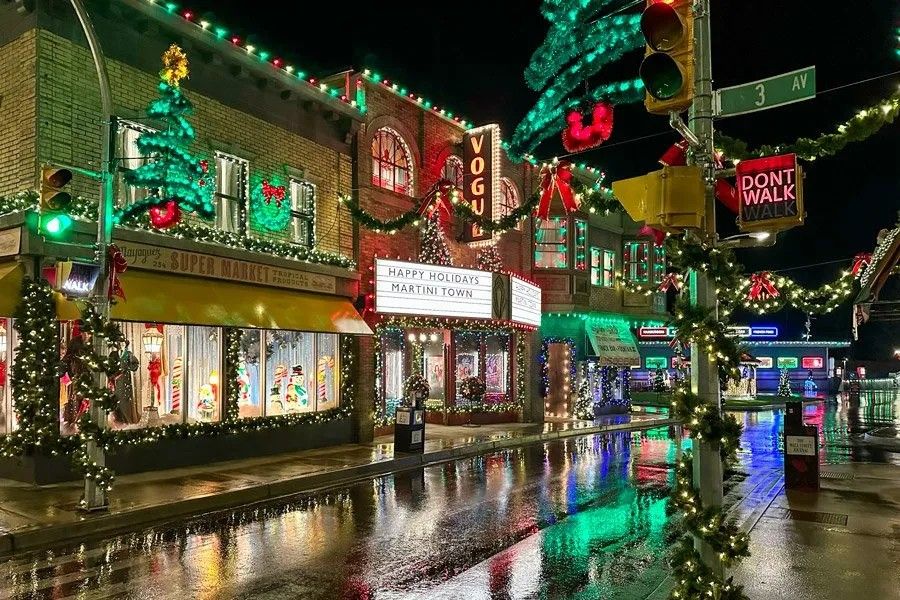 MERRY &amp; BRIGHT AT MARTINI TOWN