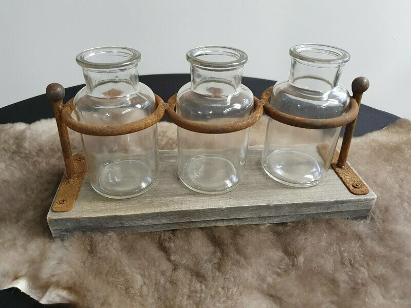 Vaasjes in houder