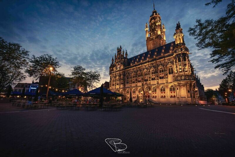 Stadhuis Middelburg in de avond