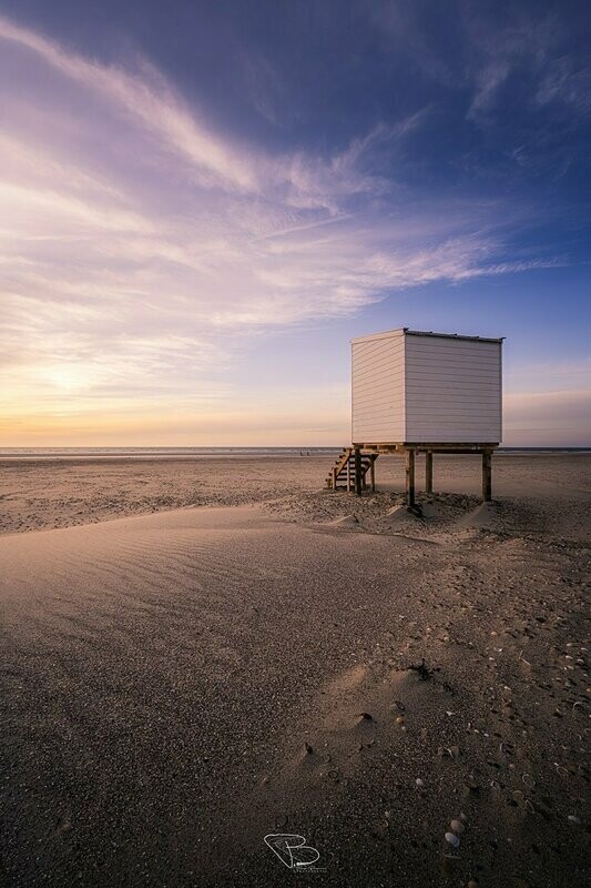 Strandhuis in laatste zonlicht