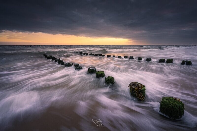 Woelige zee en lucht Zoutelande