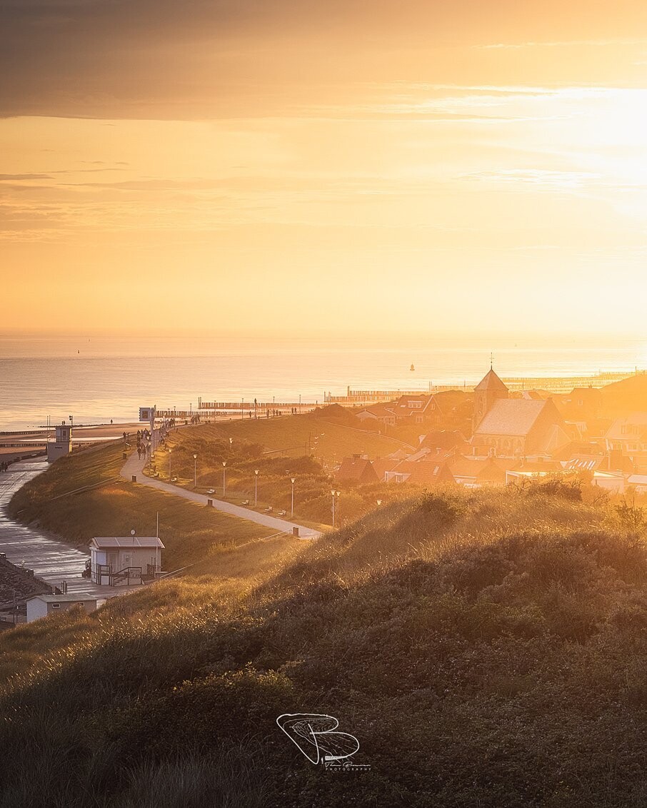 Warm licht schijnt over Zoutelande