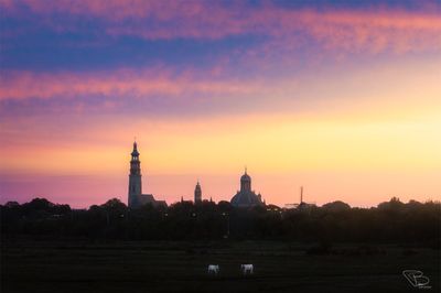 Skyline Middelburg onder kleurrijke lucht
