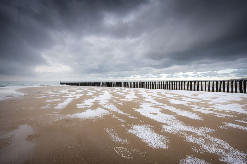 Sneeuwpatronen op het strand