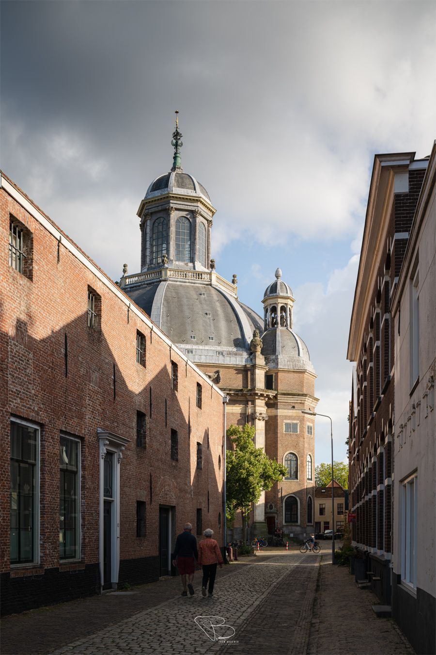 Oostkerk onder wolkenlucht Oostkerk onder wolkenlucht