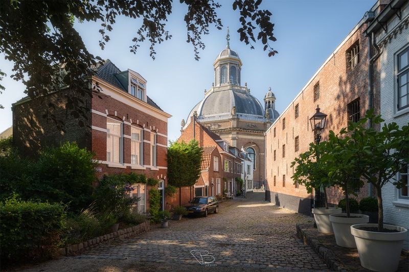Oostkerk op zomerse dag Oostkerk op zomerse dag