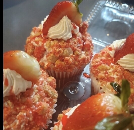 6 pack Strawberry Crumble cupcakes