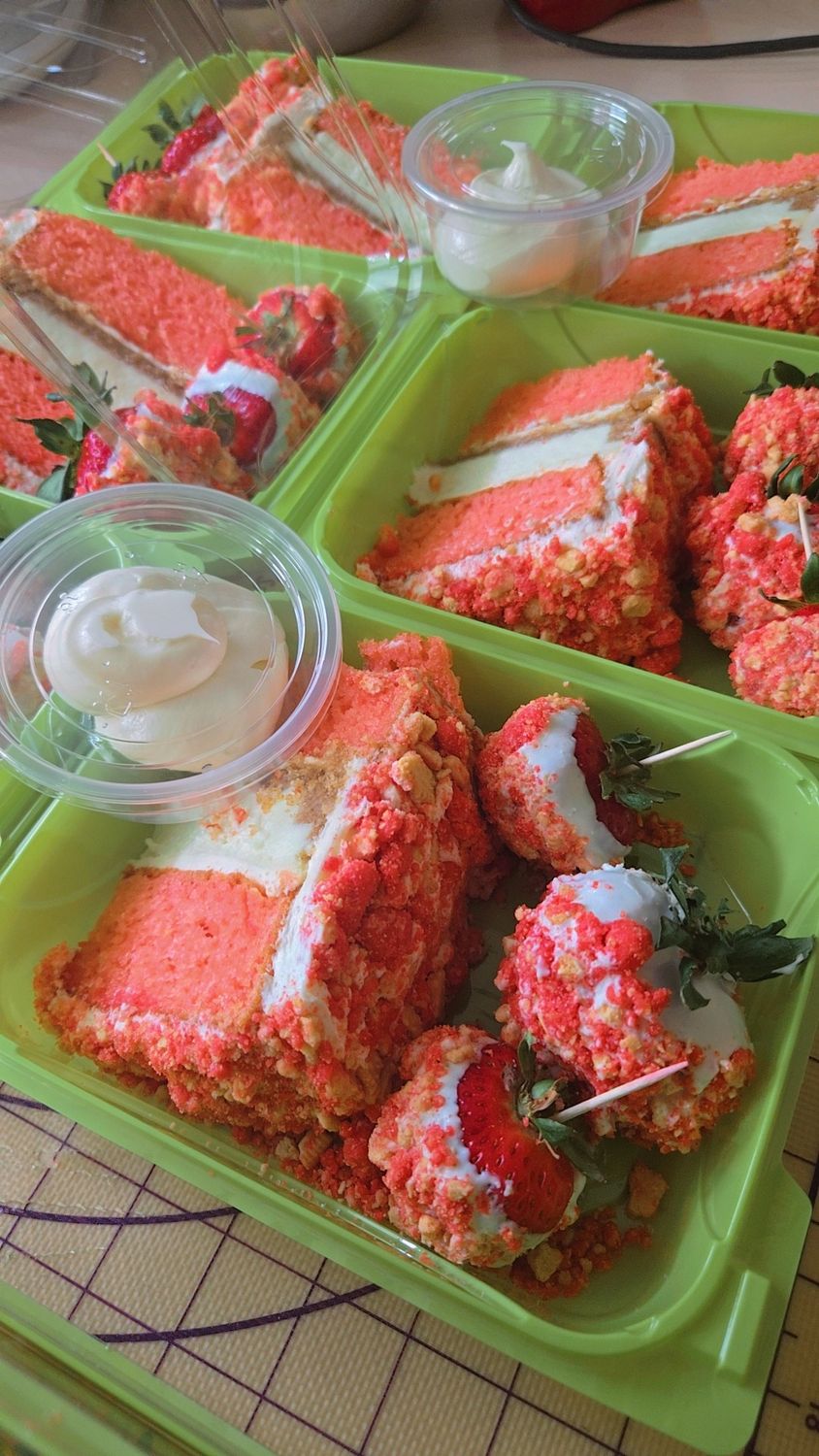 Strawberry Crumble slice w/3 berries + creamcheese dip