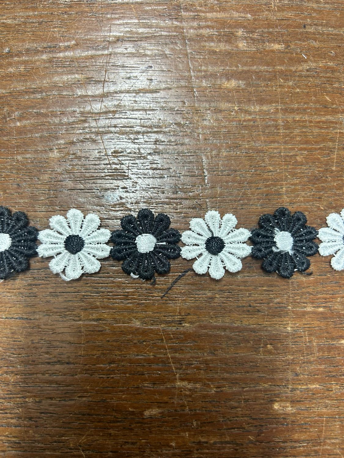 Black 2 Tone Daisy Trim