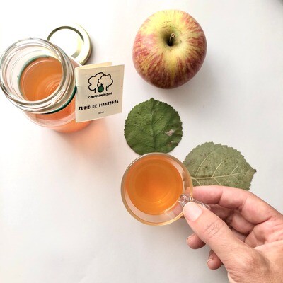 Zumo artesanal de manzanas de cultivo ecológico