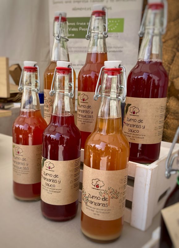 Zumo artesanal de manzanas de cultivo ecológico