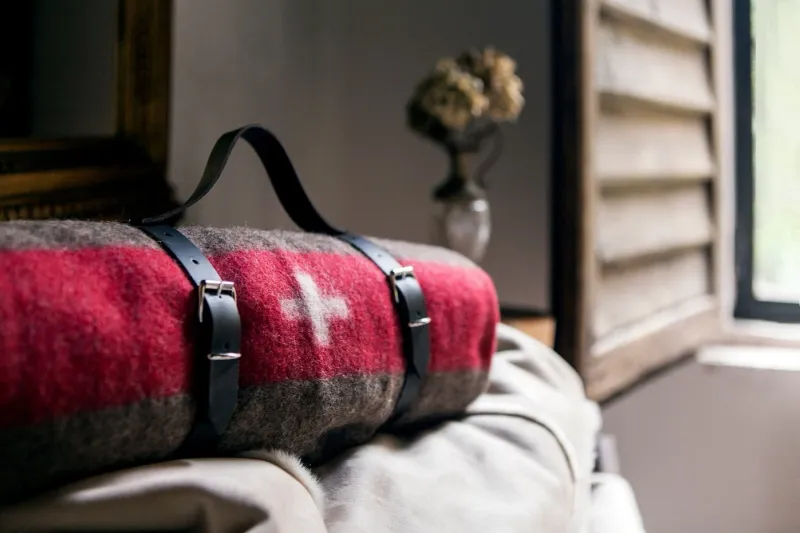 Armeedecke gerollt mit Ledergürtel Armeedecke gerollt mit Ledergürtel