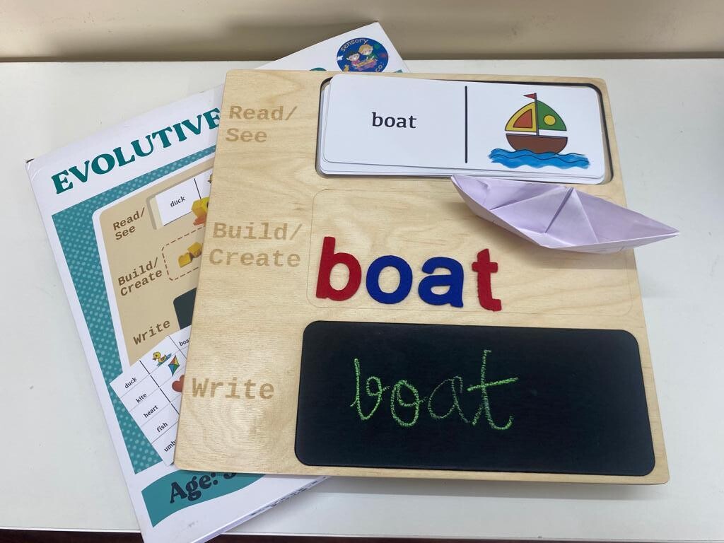 Evolutive Board (15 cards and 70 movable alphabets)