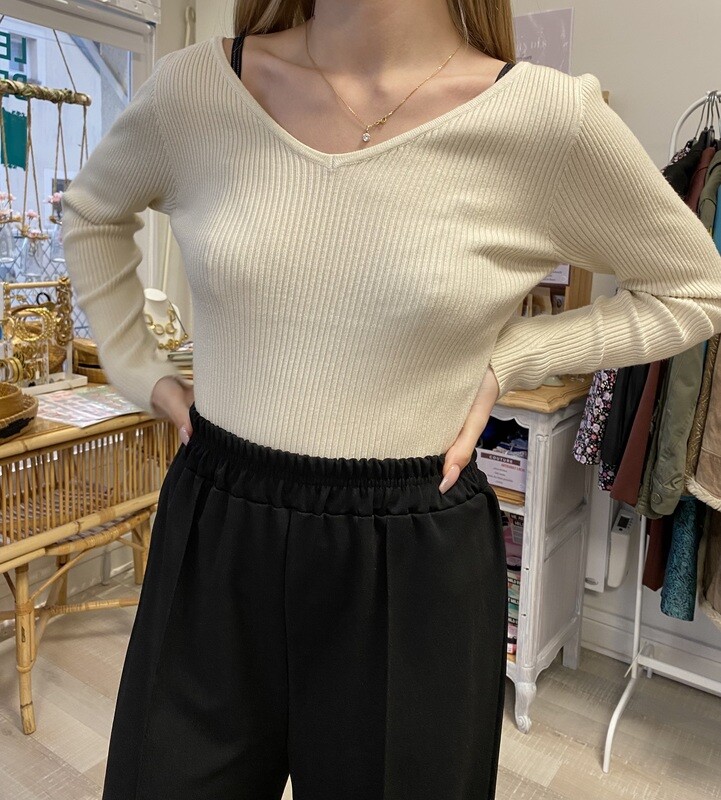 Top beige col en V Taille 34 à 42 Top beige col en V Taille 34 à 42