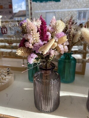 Fleurs séchées avec vase