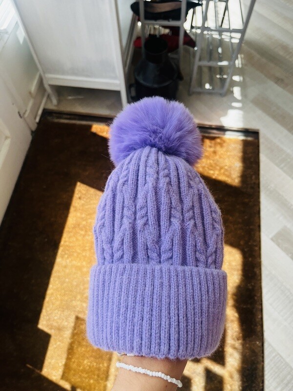 Bonnet violet pompon