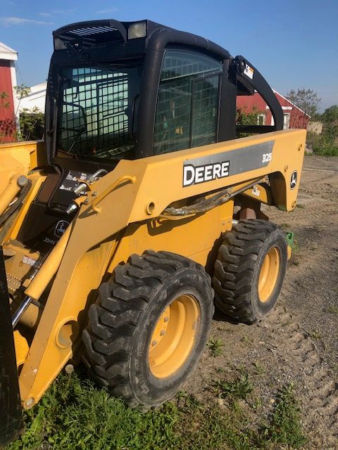 John Deere 325 Skid Steer