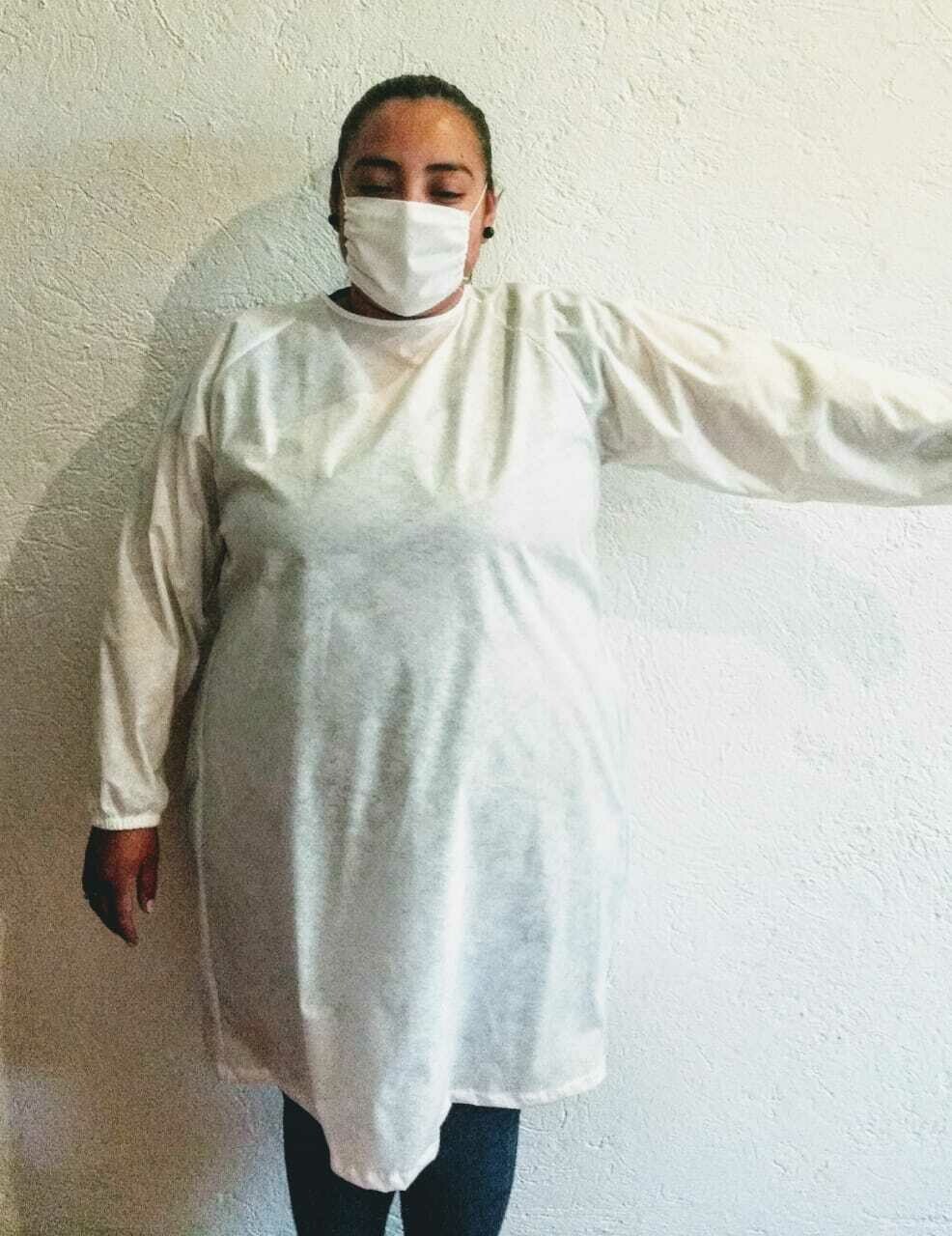 Bata corta sin gorro, protectora de tela lavable. Paquete con 10 piezas.