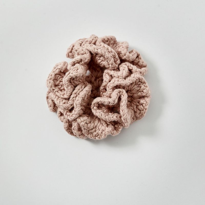 Gehäkelte Brosche FLOWER Gehäkelte Brosche FLOWER