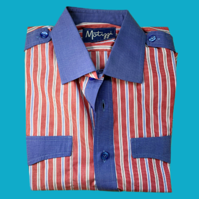 Camisa roja con bolsillos azules