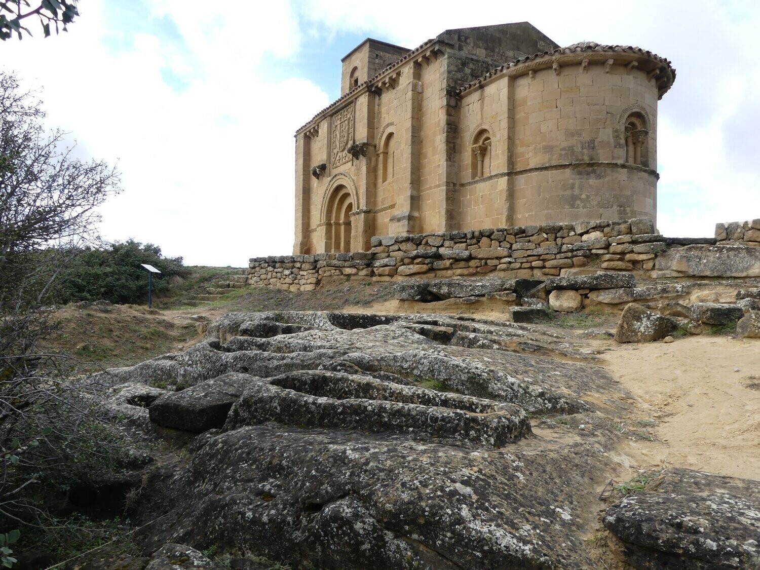 Domingo 17 de mayo   visita guiada al Conjunto Arqueológico de Sª M.ª de la Piscina (punto de encuentro parking Peciña)