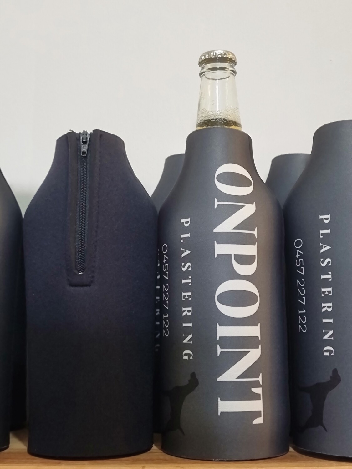 Longneck holder with zipper &amp; base