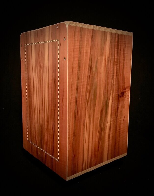 Cajon Tineo (ind.Apfel), mit Bandeinlage.
Mit Bongo Side & Extra Snare Side