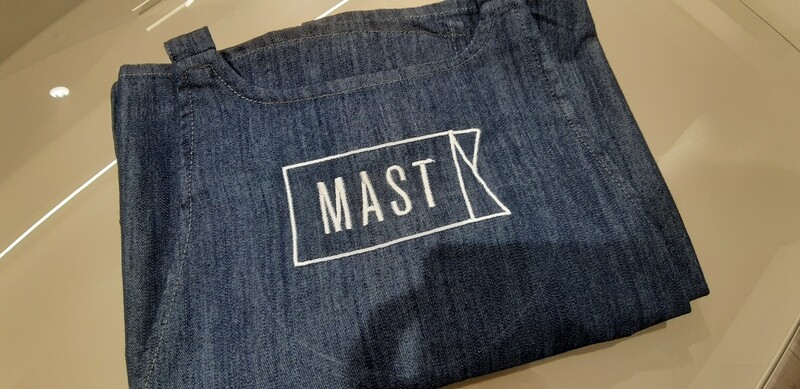 Keukenschort Denim Blue met geborduurd schoollogo en naamlabel
