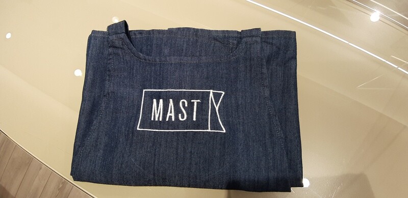 Keukenschort Denim Blue met geborduurd schoollogo en naamlabel