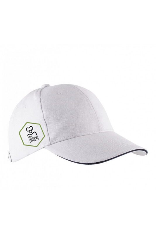 Witte pet met schoollogo