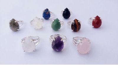 Anillo facetado gota con baño de plata ( regulables)