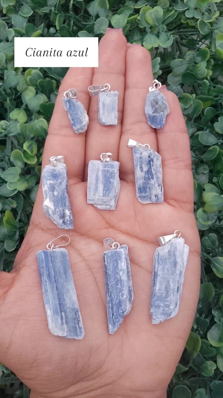 cianita azul con pino