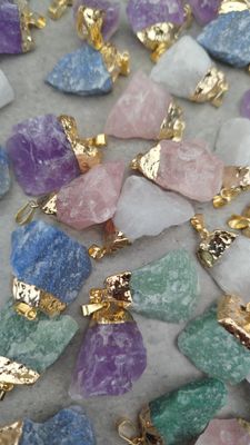 Dijes rústicos con baño dorado