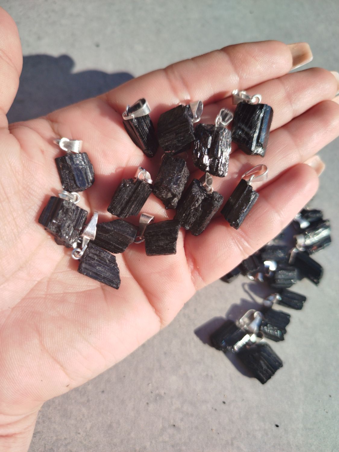 Dije turmalina negra mini con pino