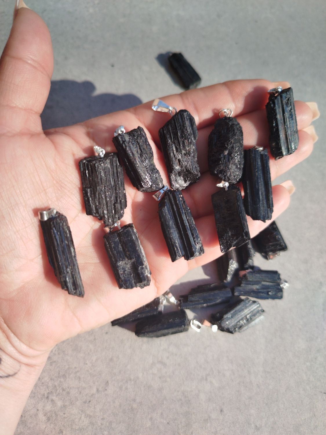 Dije turmalina negra mediana con pino