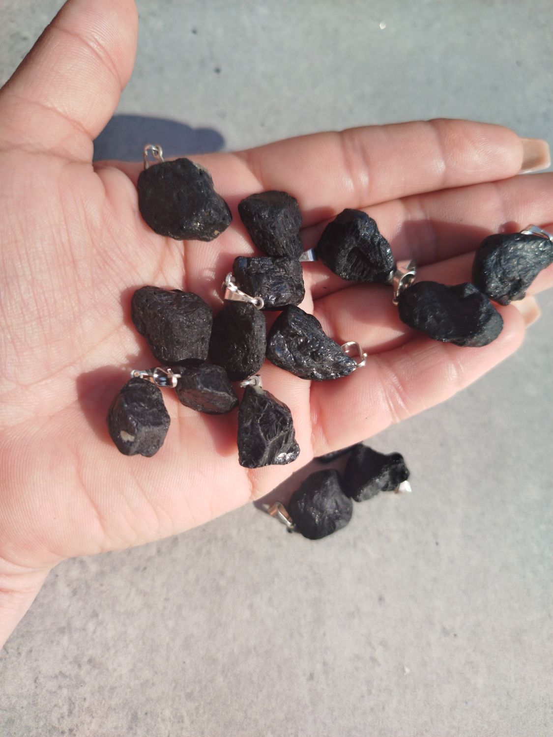 Dije turmalina negra semi pulida con pino