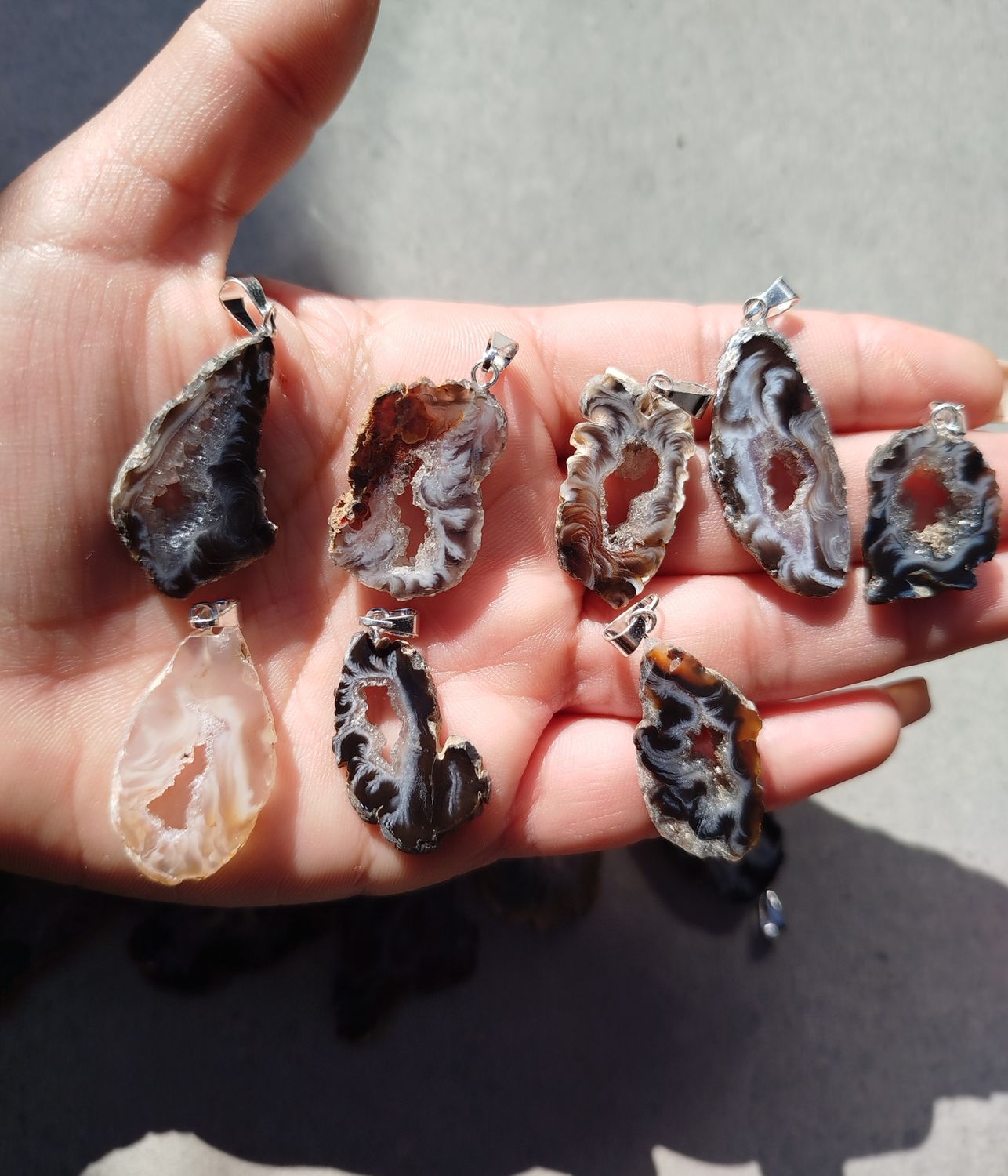 Dije geoda de ágata con pino