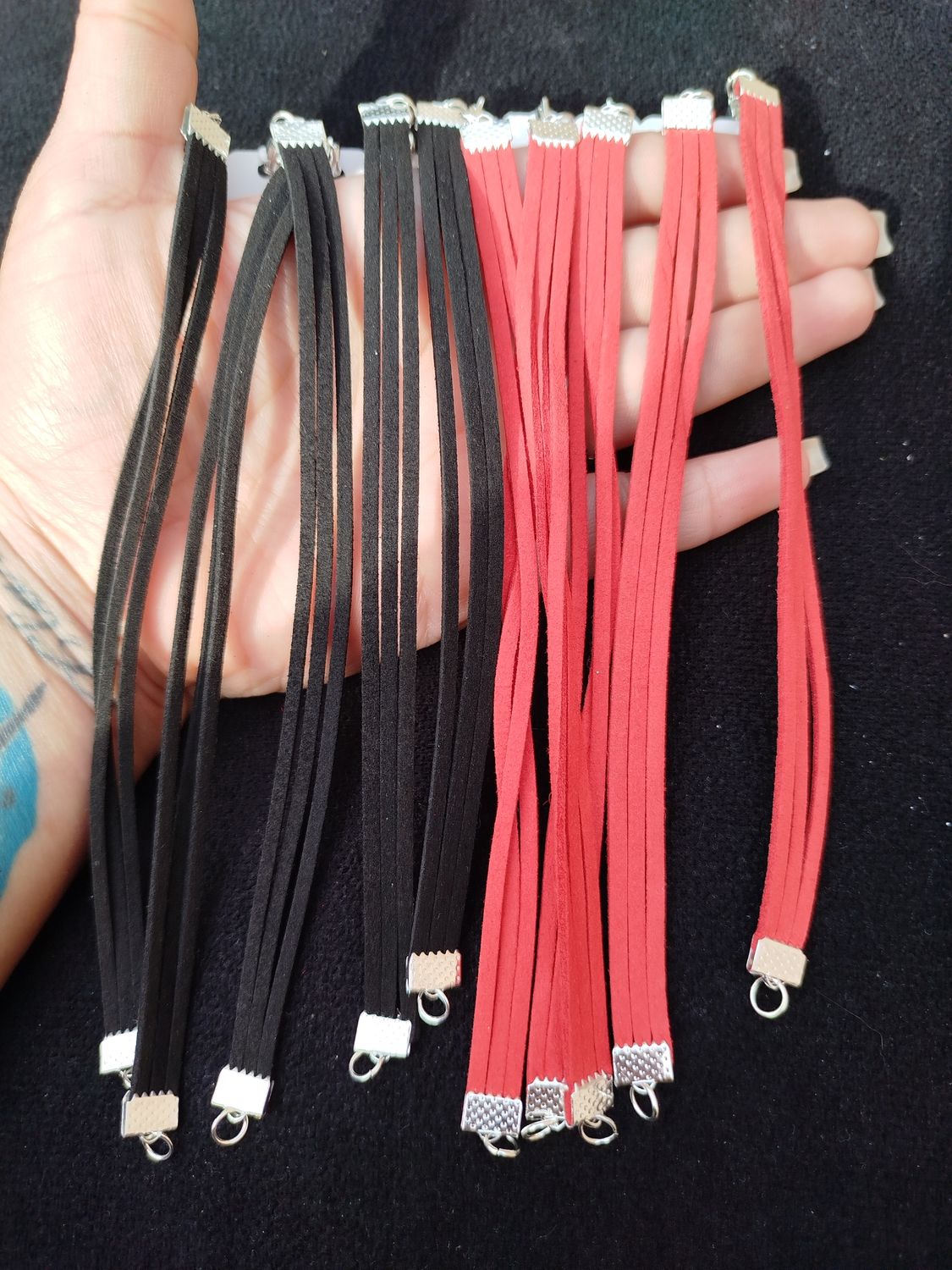 Pulseras gamuza  detalle plateado