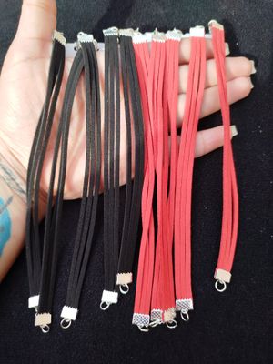 Pulseras gamuza  detalle plateado