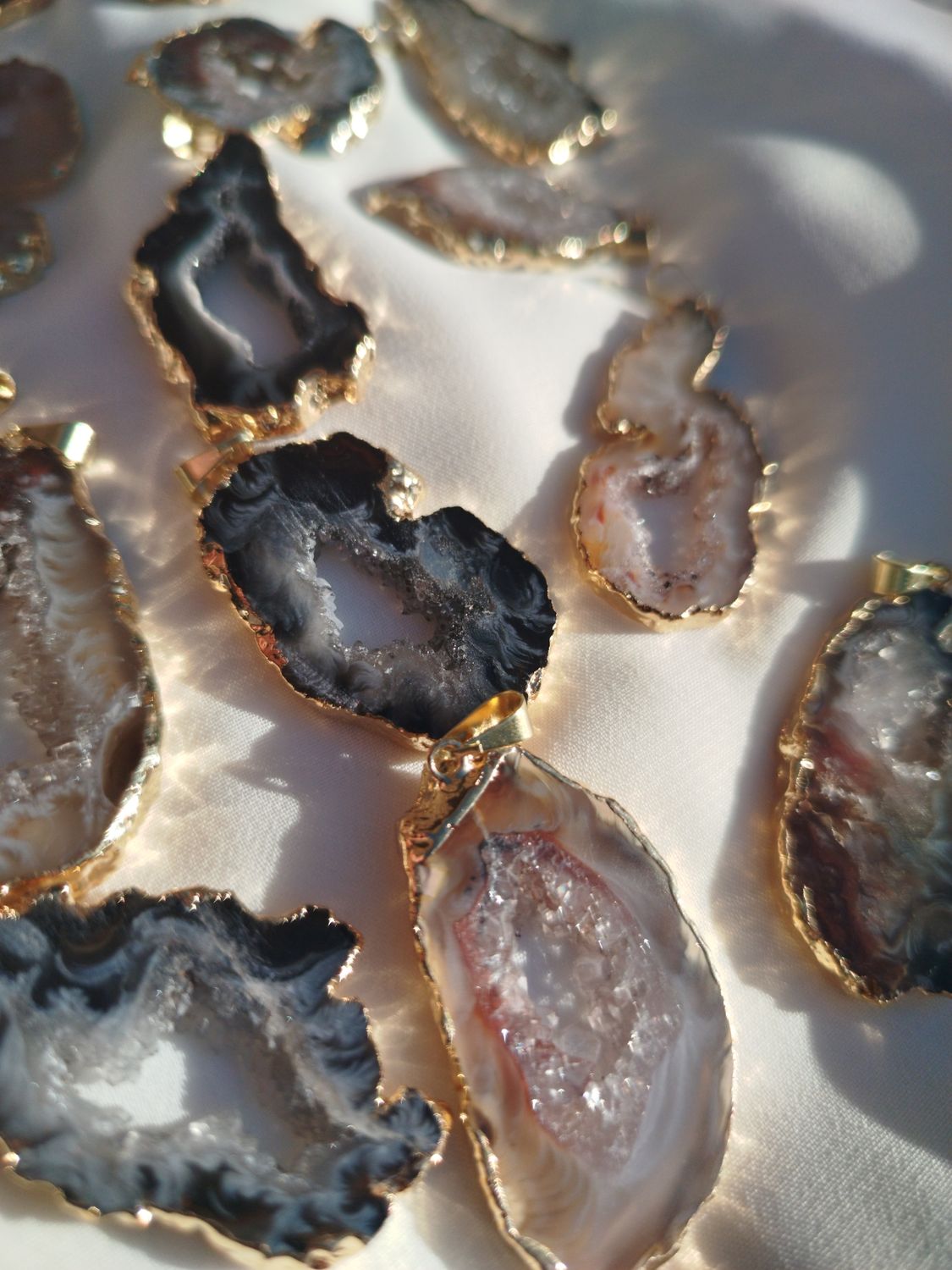 Geodas de agatas cortadas con baño dorado grande