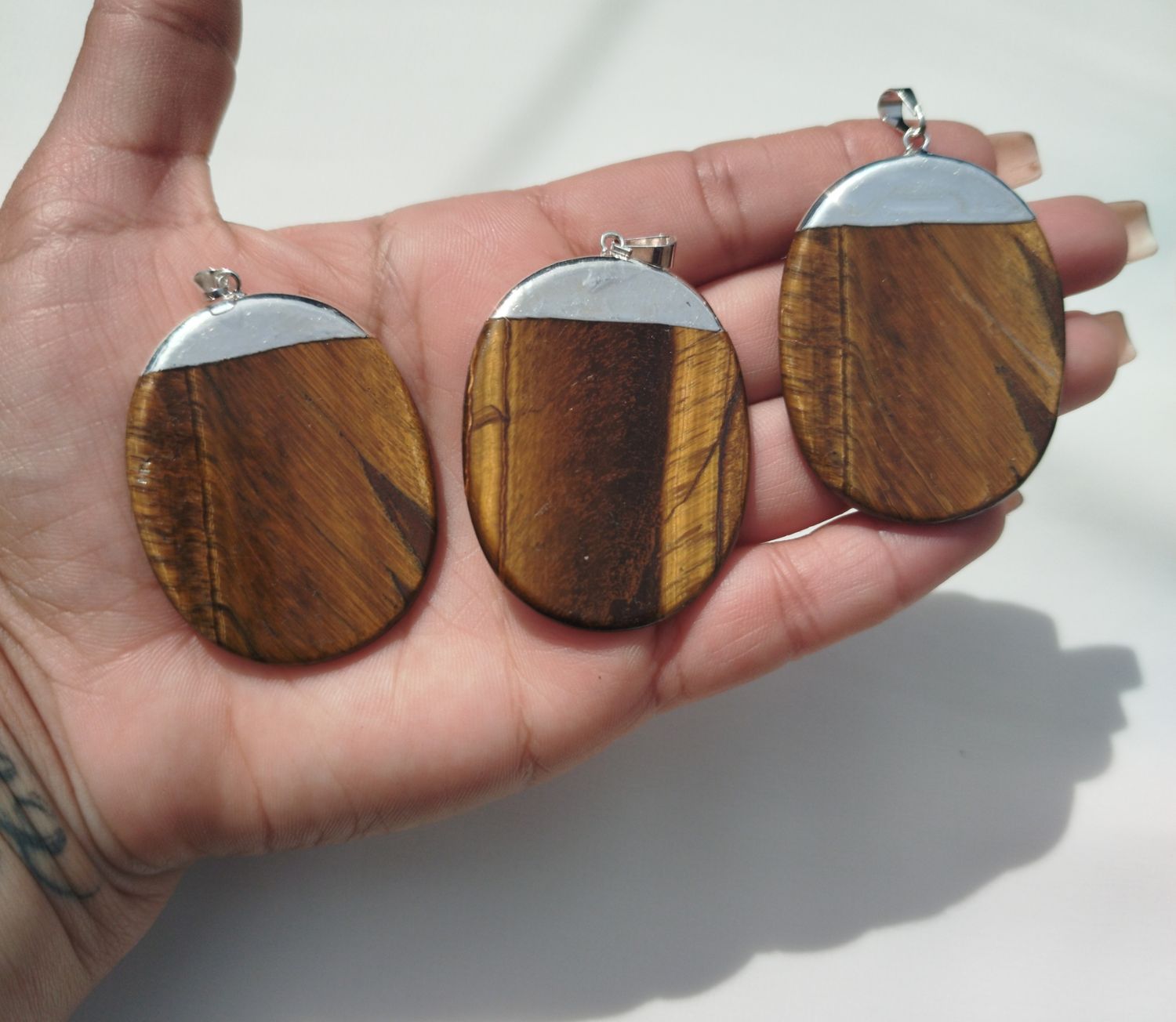 Oval con baño de plata ojo de tigre 