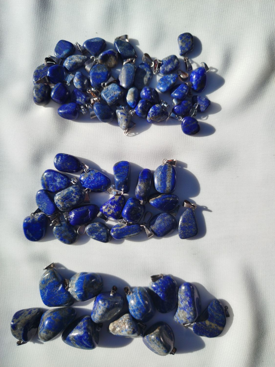 Dijes lapislazuli pulidos con pino